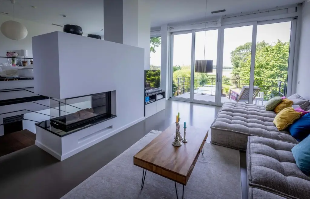 Blick in den Wohnbereich mit Kamin und Ausblick - Foto & Film Location