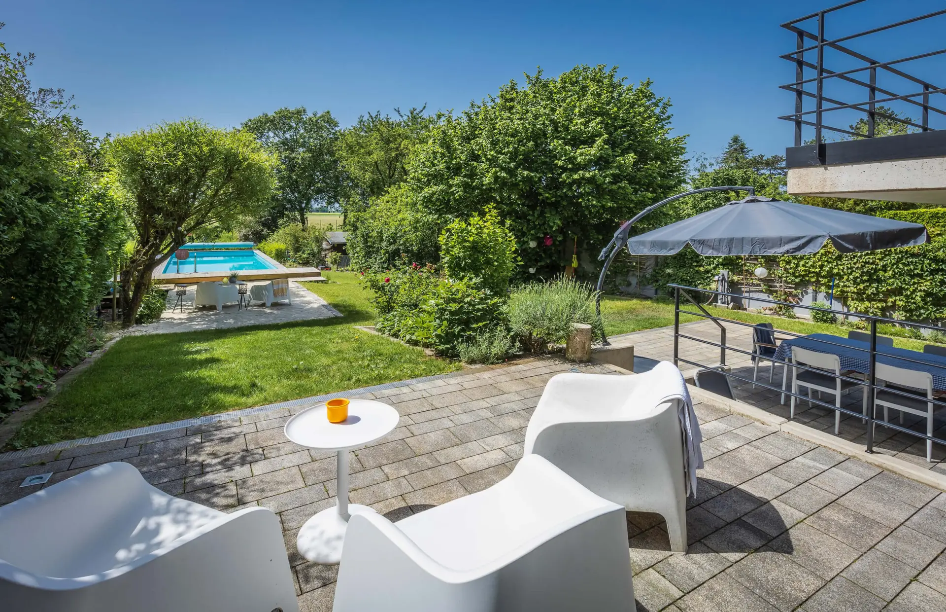 Blick auf die Terrasse und den Garten - Foto & Film Location