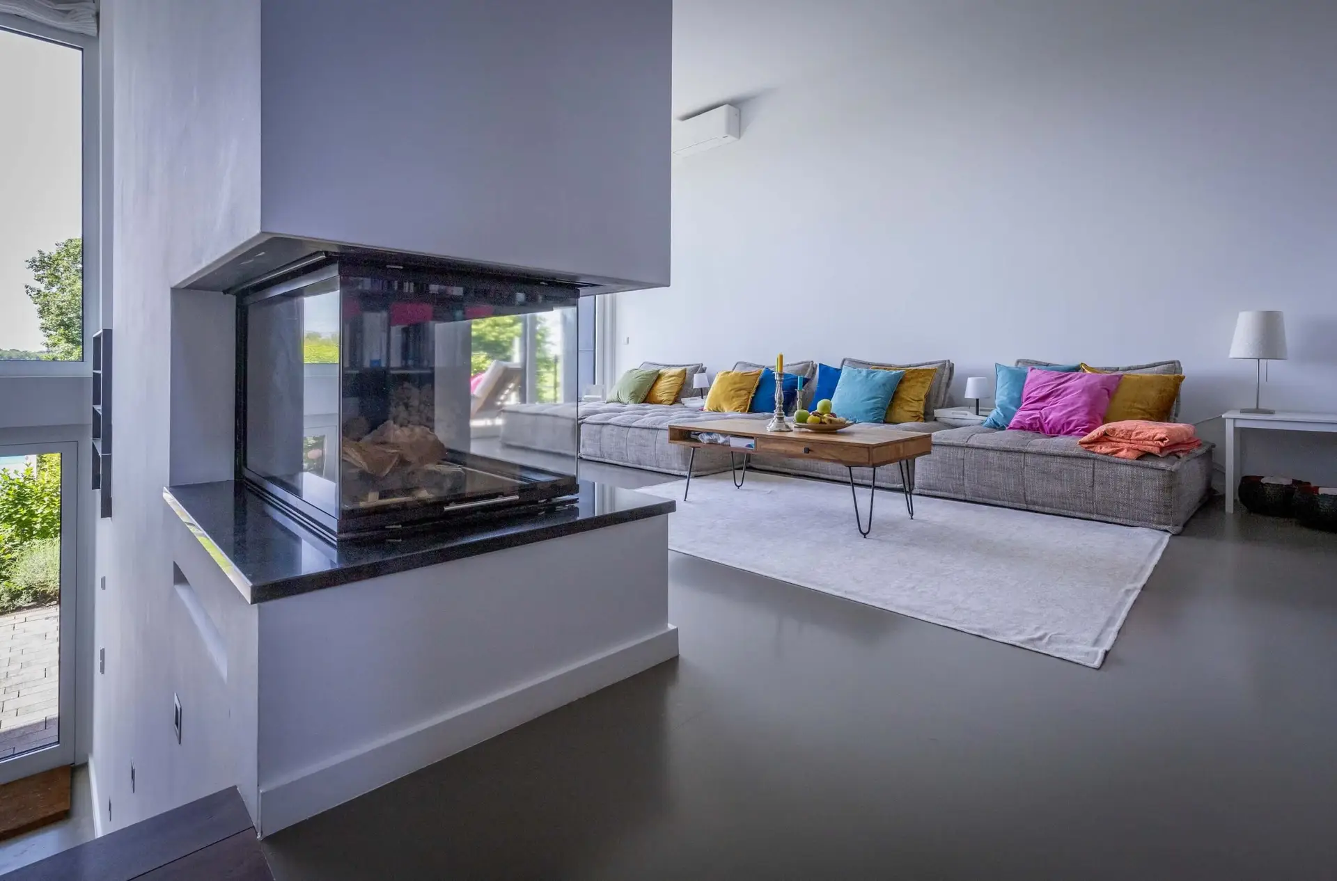 Blick in den Wohnbereich mit Kamin und gemütlichem Sofa - Foto & Film Location
